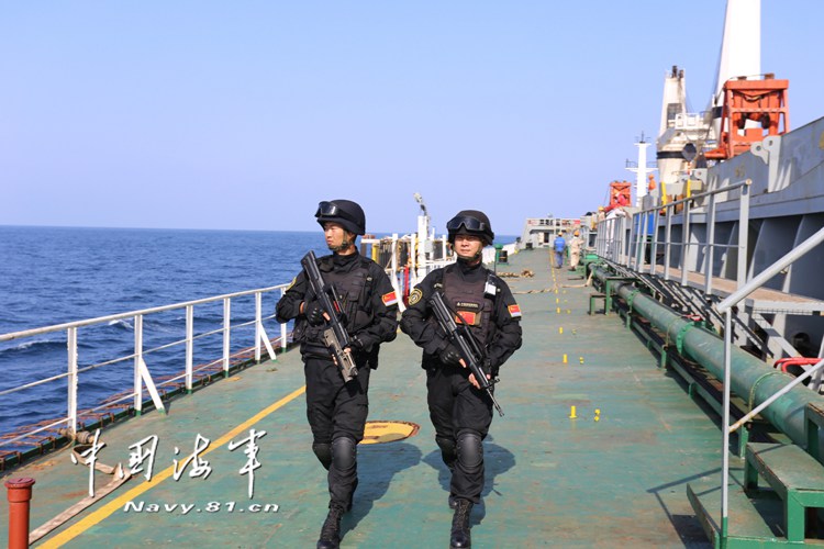 中國(guó)海軍隨船護(hù)衛(wèi)官兵嚴(yán)守鐵律贏(yíng)得“點(diǎn)贊”